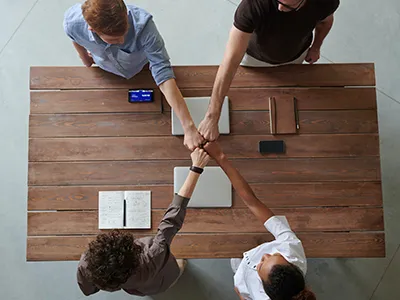 ¿Cuál es la estructura de una puerta enrollable rápida?